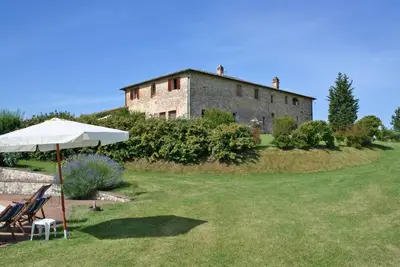 Image de Bel appartement avec Wifi, piscine, patio, vue panoramique et parking, près de Sienne