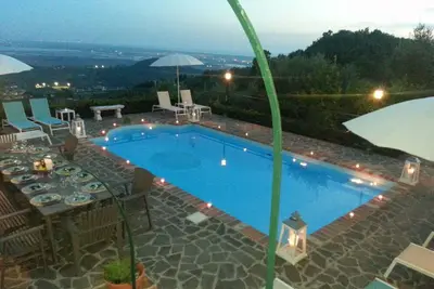 Appartement avec climatisation, piscine, Wifi, Tv, patio, vue panoramique, près de Viareggio
