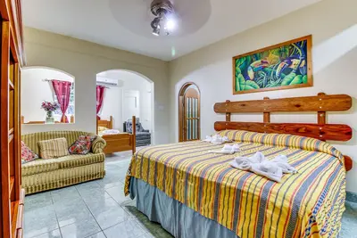 Image de Belle maison w / piscine partag����e, des vues magnifiques, et un balcon - parfait pour les excursions d'une journée