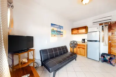 Image de Condo économique w / piscine partagée, vues, et très bien situé - à pied de la plage!