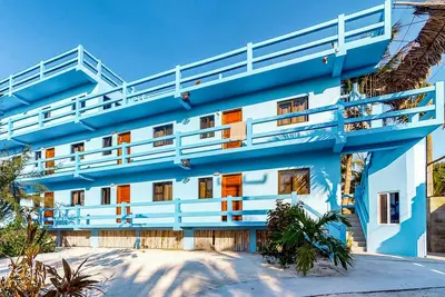 Image de Propriété multi-suite familiale avec piscine privée et vue sur la mer - plage à proximité!
