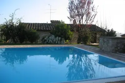 Confortable appartement dans une maison de vacances avec piscine, Tv, patio, animaux admis, parking