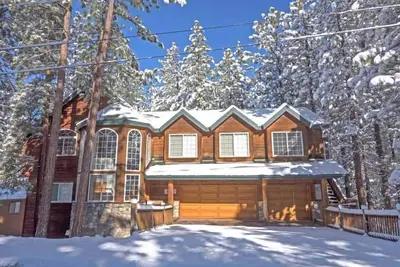 4600 pieds carrés Accueil avec tous les extras pour votre famille - Hot Tub, table de billard, Wi-Fi! 2460l ~