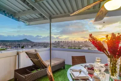 Image de This townhouse is a 3 bedroom(s), 3 bathrooms, located in Honolulu, Hi.