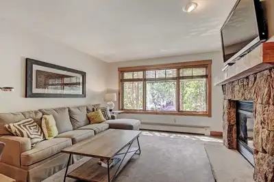 Image de Condo raffiné avec vue ensoleillée à 2 pâtés de maisons du centre-ville de Breck