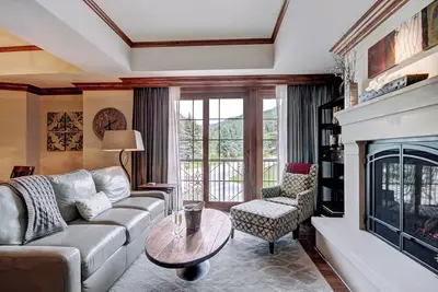 Image de Superbe résidence Ritz-Carlton avec 3 chambres et vue sur la montagne