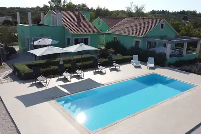 Image de Villa Olive Harvest est toute neuve, avec 3 chambres et 3 salles de bains.