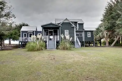 Image de Oceanfront historique 4br - 1111 Middle Street! Construit en 1810! En vedette dans le film Hollywood! Crédit de 250 $ pour la location de plage! Asseyez-vous et profitez du port de Charleston!