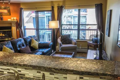 Séjour d'hiver lumineux avec puits de lumière 2Br / Ba à deux pas de la rue Main