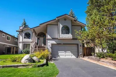Maison familiale rénovée sur l'eau dans les clés Tahoe, table de billard et un bain à remous- 596d ~