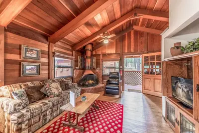 Image de Deer Meadows: adorable, centralement situé Cabine Ruidoso avec bain à remous privé!
