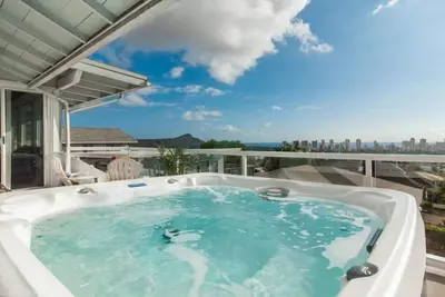 Image de This townhouse is a 4 bedroom(s), 3 bathrooms, located in Honolulu, Hi.