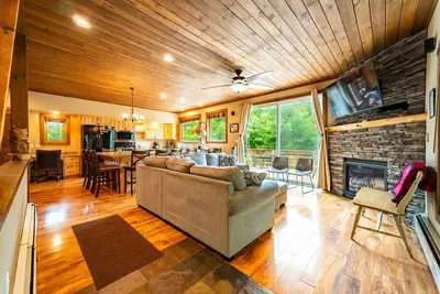 Image de Whiteface Mountain Chalet: luxe, bain à remous, chien bienvenus, à 1, 6 km de Whiteface, vue sur la montagne, 16 personnes, sauna et cheminée