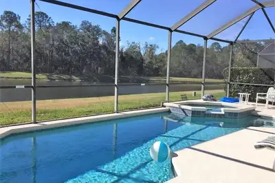 Image de Maison de 5 chambres avec piscine Disney / Orlando avec 2 King Master Suites, salle de jeux, vue sur l'eau et spa extérieur