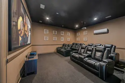 Image de 5/5. 5, Théâtre, Grill, Piscine privée / Spa, Salle de jeux, Accès gratuit au parc aquatique