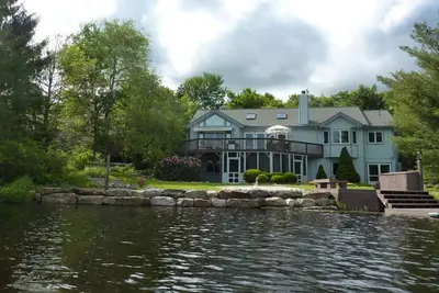 Image de Maison au bord du lac immaculée de 3500 pieds carrés (maison du Grand Chelem I)