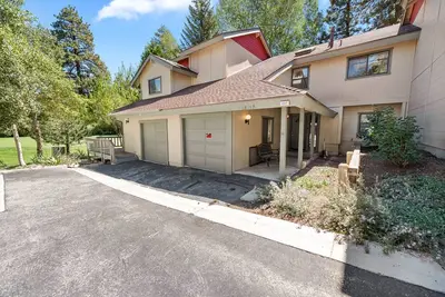 Image de Bear Mountain Escape Condo - À pied de la station de ski! Wifi. 2 heures gratuites de location de vélo / kayak!