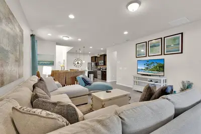 Image de Réservation instantanée à prix spécial, Wi-Fi gratuit, Piscine / Spa privé, salle de jeux, accès gratuit au centre de villégiature, minutes de Disney World!