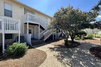 Image de Le condo # 2044 a une vue sur le canal et regarde les bateaux passer!