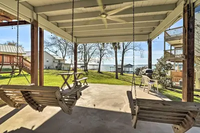 Image de Lakefront Livingston Home w / Boat House & Kayaks!