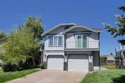 Image de Spacieux Waterfront Home pour 8 - Dock Deep Water!