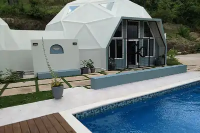 Image de Villa Cupola est un dôme géodésique 5 B / R au design exquis avec une piscine privée.