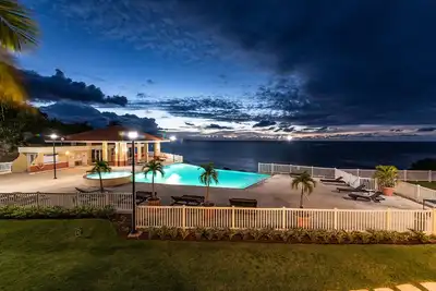 Image de Vue du paradis par Ace \/ juste au-dessus de la piscine à débordement