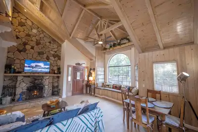 Image de Acorn Cottage - Wifi et Cheminée Confortable! Marchez Jusqu'au Village! 2 Heures Gratuites de Location de Vélo / Kayak!