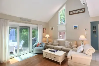 Image de A-Style, Remodeled, King Bed, Straight Staircase, 3 ACs, 6 Pool Passes (Fees Apply) - Bi0647