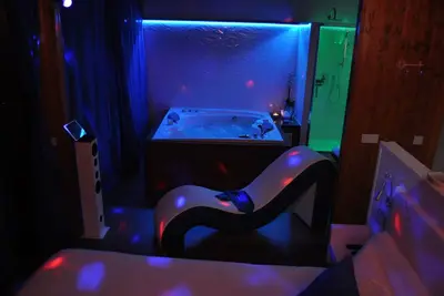 Image de Nido Ruralsuite PRIVÉ Avec Bleu Ii Jacuzzi Xxl, A 27 Kms. Leon, Couples