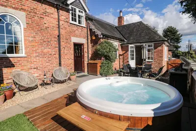 Image de Orchard Cottage, familial et convivial, avec bain à remous dans Calwich, Ref 6093