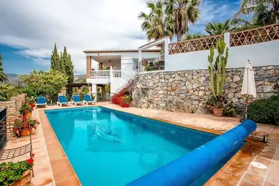 Image de Grande villa avec piscine privée chauffée et de superbes vue mer et montagne