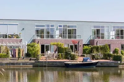 Image de Une maison pour un groupe avec douche vapeur et sauna. Le salon est doté des doubles portes qui peuv