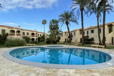 Image de Bungalow rez-de-chaussée dans l'urbanisation avec accès direct à la mer.