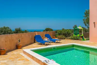 Image de Villa neuve avec vue unique sur la mer, piscine, barbecue, à 3 km de la plage!