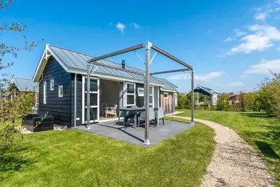 Image de Un verre de vin en cuisinant, un jeu sur la table à manger ou lire un bon livre dans le salon confor