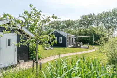 Image de Ce chalet est équipé d’un foyer au gaz et d’un sauna infrarouge.
