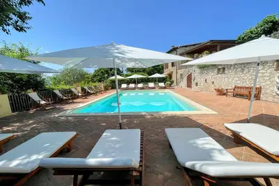 Image de Une maison individuelle de deux étages avec un patio / terrasse et un grand jardin