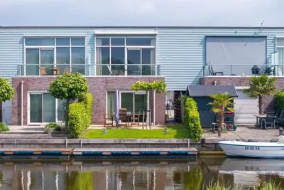 Image de Une jolie maison insulaire avec une belle vue et une terrasse de toit ravissante.