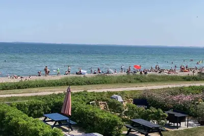 Image de Seulement 50 mètres de la plage. Profitez d'être réveillé par de douces vagues.