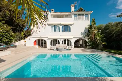 Image de Grande villa en bord de mer avec piscine chauffée et vue sur la mer