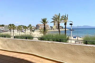 Image de Appartement 1ère ligne de plage Riells, vue sur la terrasse, ascenseur, wifi