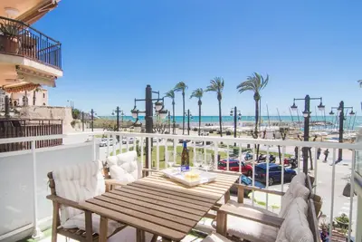Image de un appartement en première ligne avec des vues spectaculaires sur la mer.