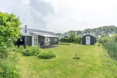 Image de Un chalet, appelé Aurora, décoré joliment et avec goût et joliment, avec une cheminée au feu de bois