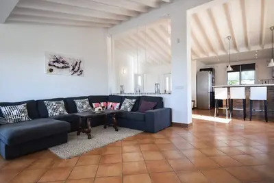 Image de En deuxième ligne, maison de vacances moderne en bord de mer à Costabella