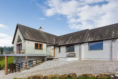 Image de Askival, conviviale et familiale, avec feu ouvert en Elgol, Ref 906098