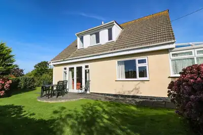 Deux Trois, familial et convivial, avec un jardin dans Rosudgeon, Réf 30482