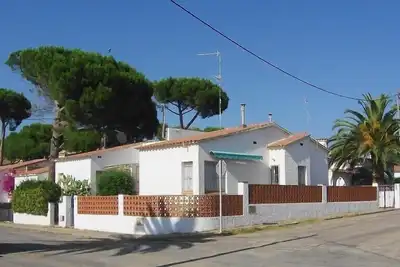 Image de Maison agréable et ensoleillée avec parking et barbecue