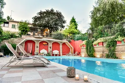 Image de Villa élégante avec un grand parc et piscine privee, à 5 min du centre