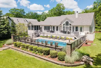 Image de Kathleen's Crossing - Lakefront w / Home Theater, piscine extérieure privée